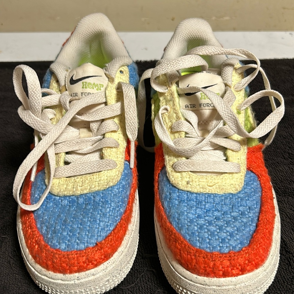 Kids Nike air size 4y worn a couple of times still in good condition